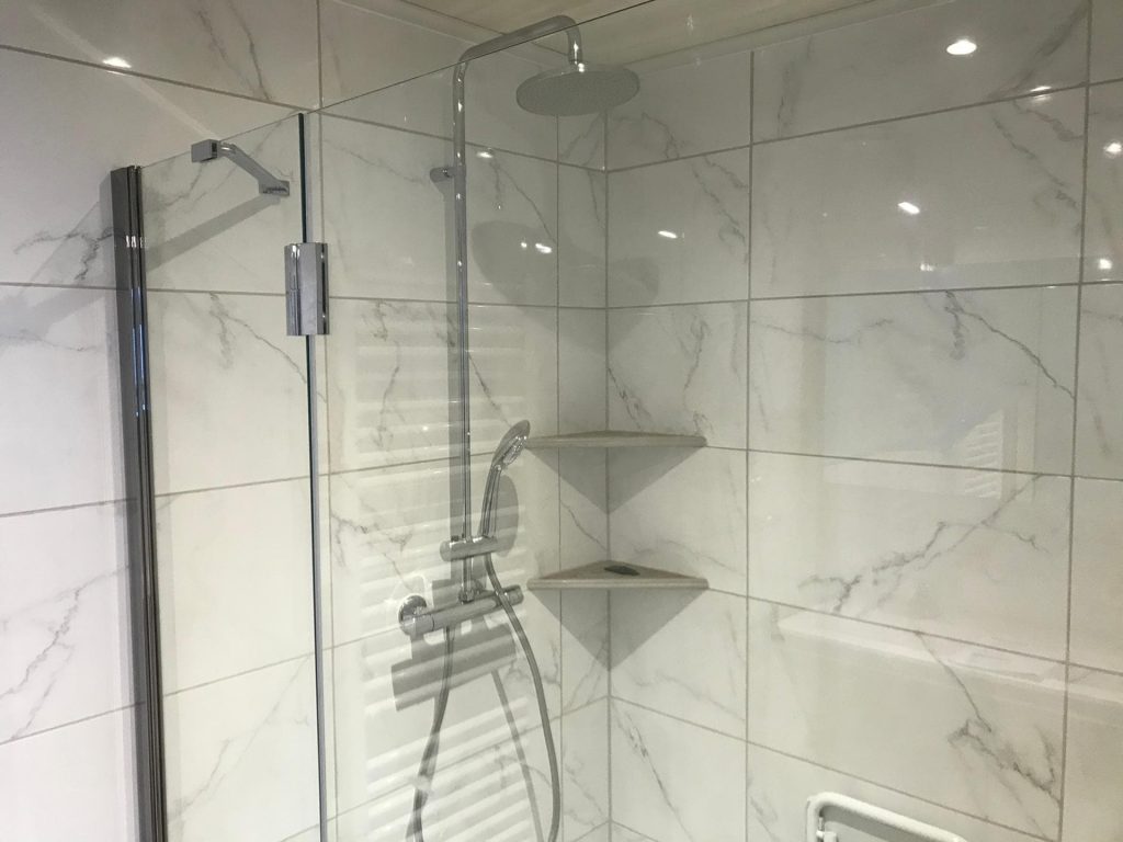 douche carrelage mural marbre