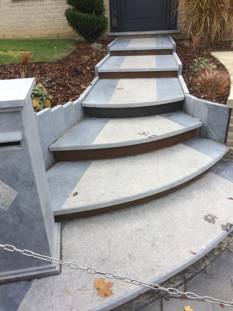 escalier extérieur en pierre bleue