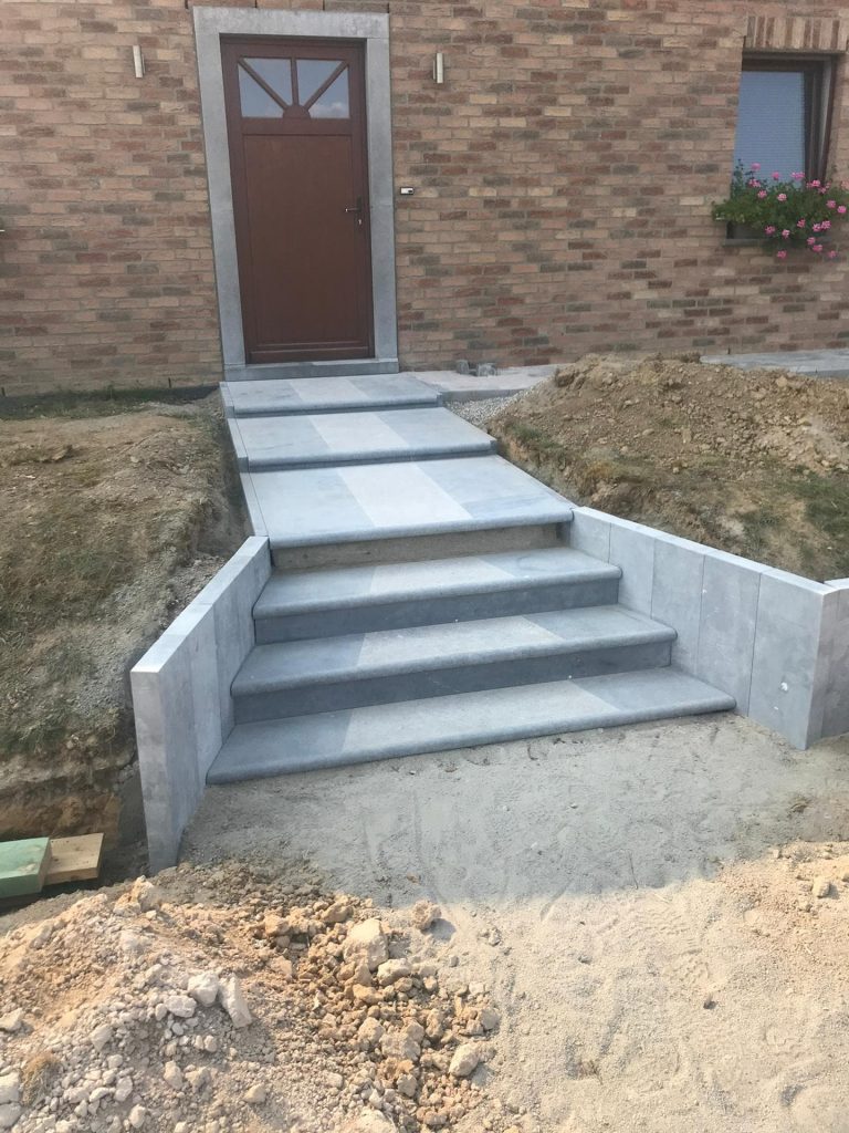 aménagement extérieur escalier en pierre bleue