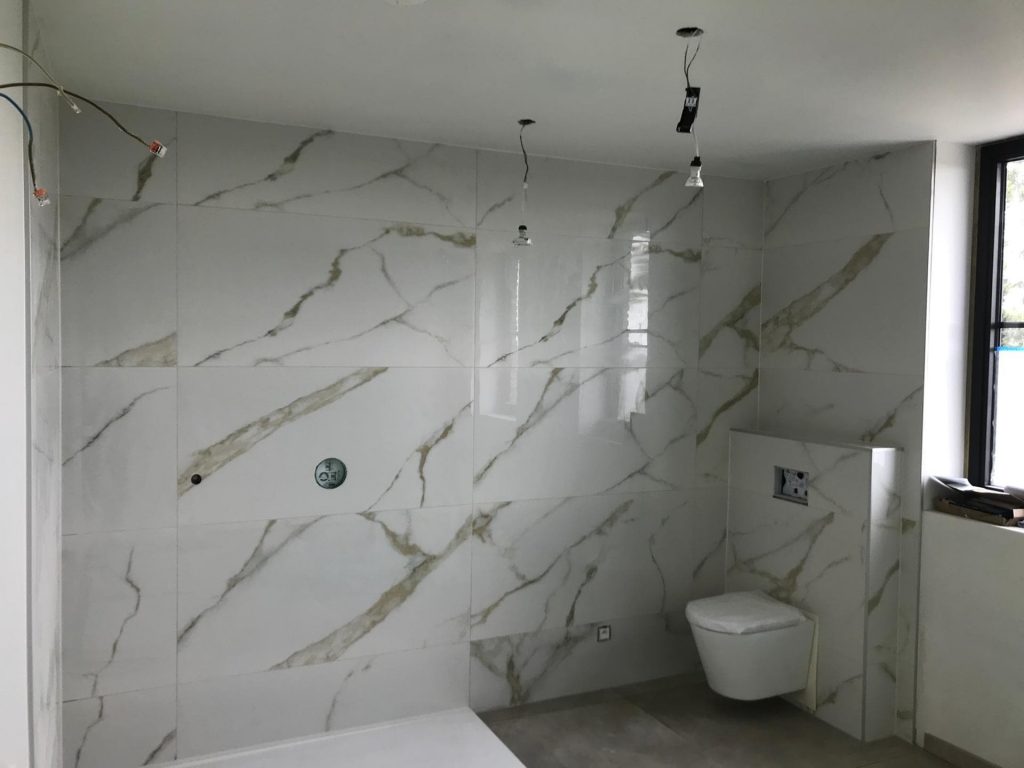 salle de bain carrelage mural effet marbre