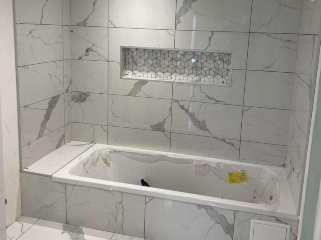 carrelage marbre salle de bain avec niche mur et baignoire