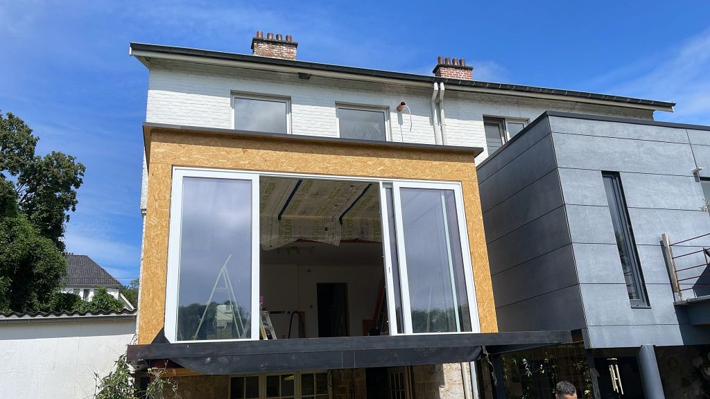 Annexe en ossature bois, châssis en aluminium, toiture plate EPDM