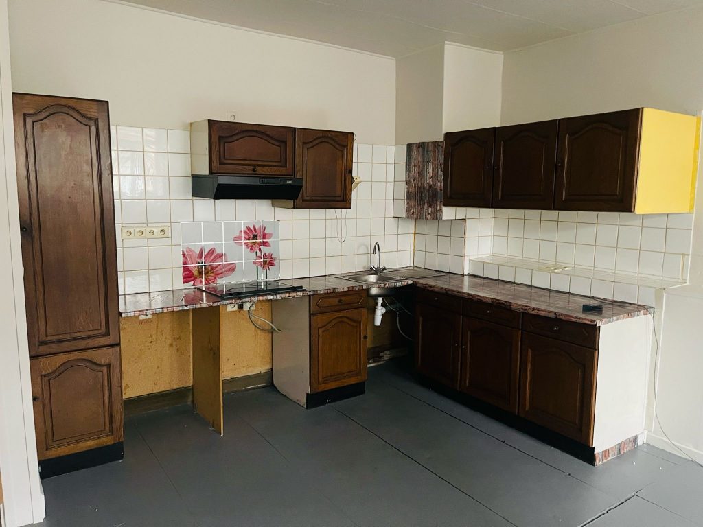 Cuisine ancienne avant rénovation par B’Sign Home