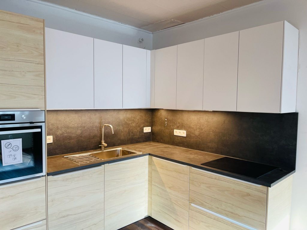 Cuisine moderne rénovée par B’Sign Home, entreprise de construction à Andenne